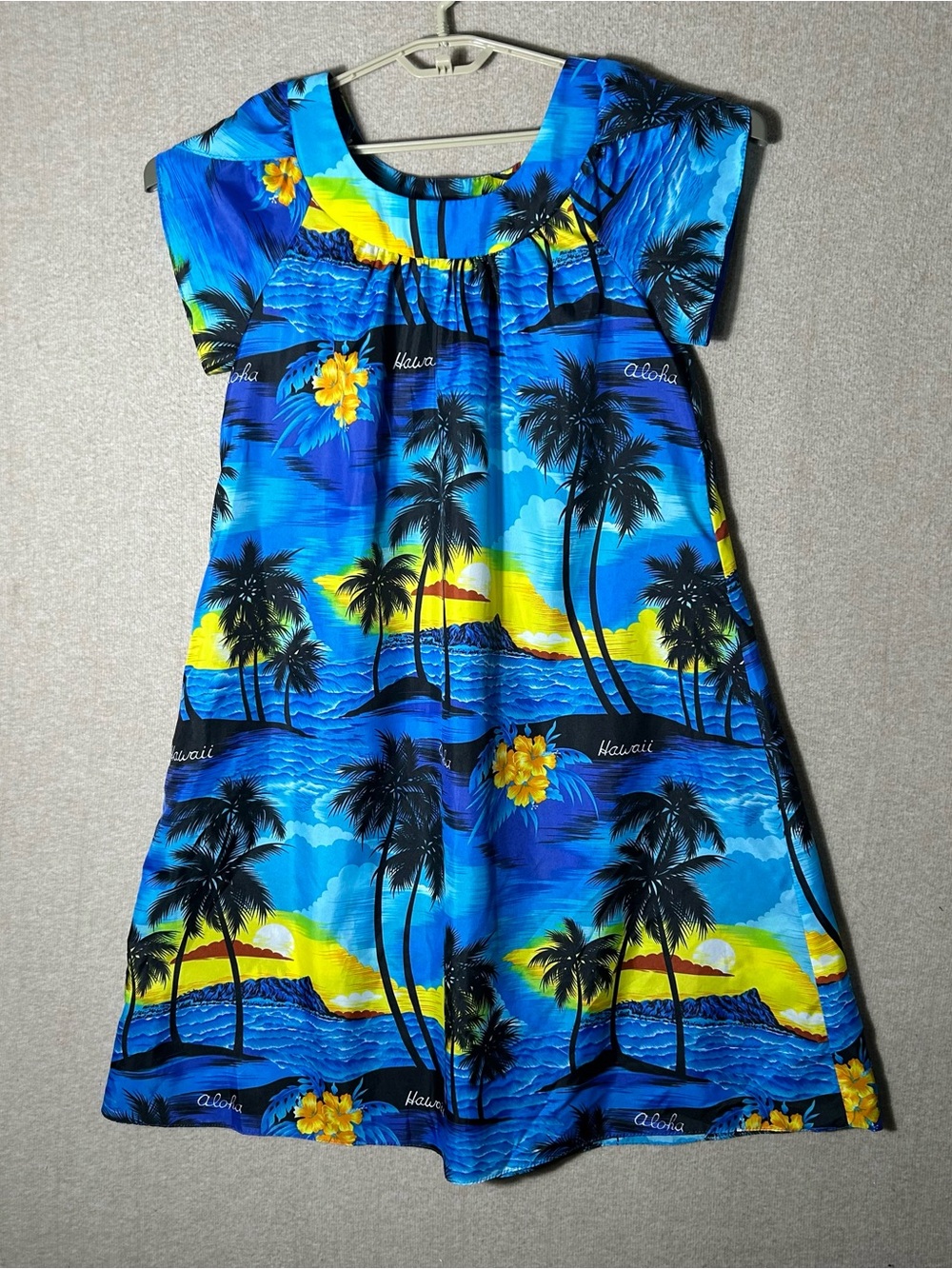 Royal Creations Hawaiian Dress Womens Medium Floral Tropical Silky Vacation